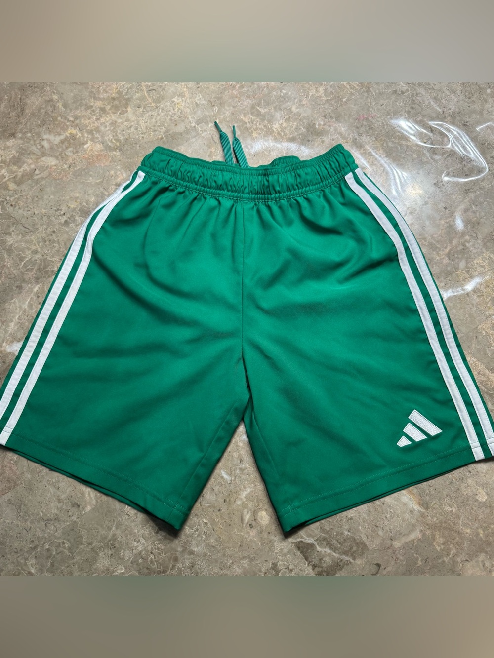 Adidas green boys athletic shorts size large  13/14
In great condition 
Stretchy